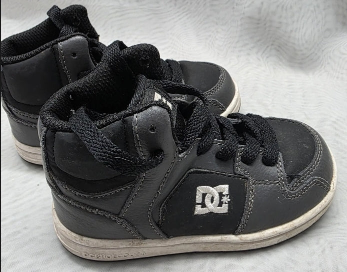 DC Boys Hitop Athletic Shoe Size 8 Lace Up. Excellent used condition