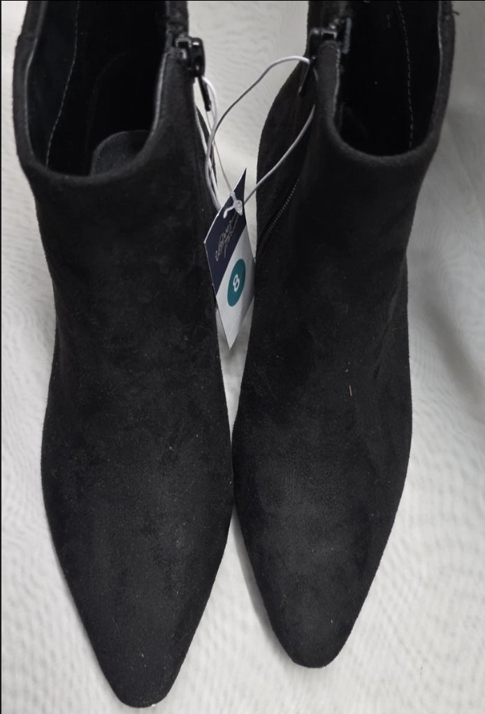 Universal Thread Womens Size 8 Black Taylor Suede Boot Side Zip 2 3/4" Heel New With Tags.