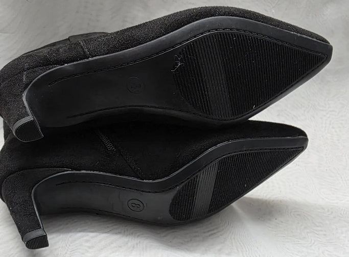 Universal Thread Womens Size 8 Black Taylor Suede Boot Side Zip 2 3/4" Heel New With Tags.