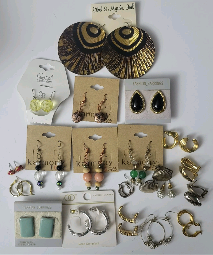 Large Lot Of Fashion Earrings Various Sizes Gold And Silver Tone Studs And Hooks. Excellent