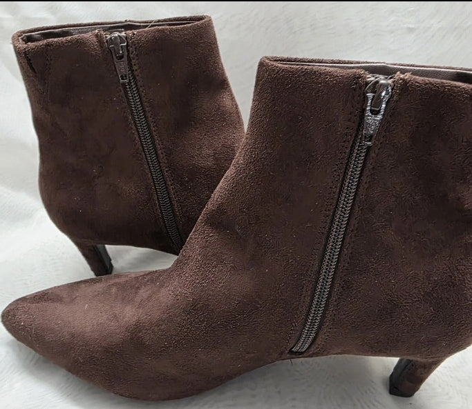 Universal Thread Womens Size 10 Brown Suede Boot Side Zip 2 3/4" Heel New Without Tags