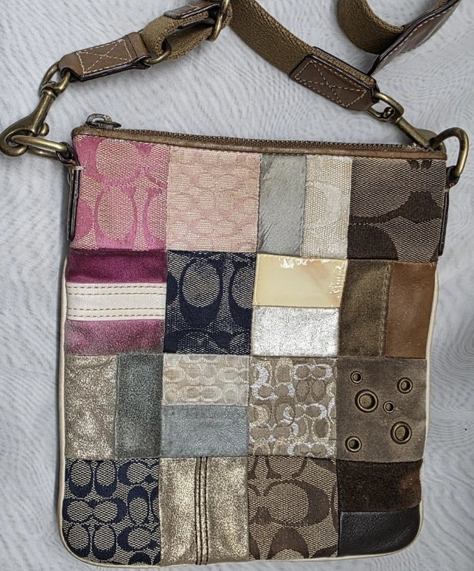Coach Crossbody Purse Patchwork Leather Zip Closure Adjustable Strap 8"×8.5" #A05Q-236Z. The zipper works very well