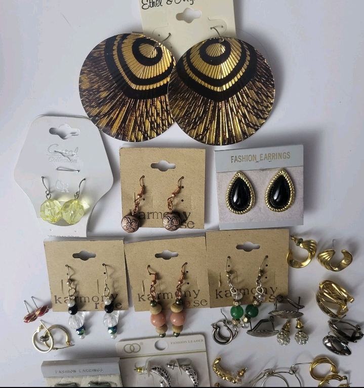 Large Lot Of Fashion Earrings Various Sizes Gold And Silver Tone Studs And Hooks. Excellent