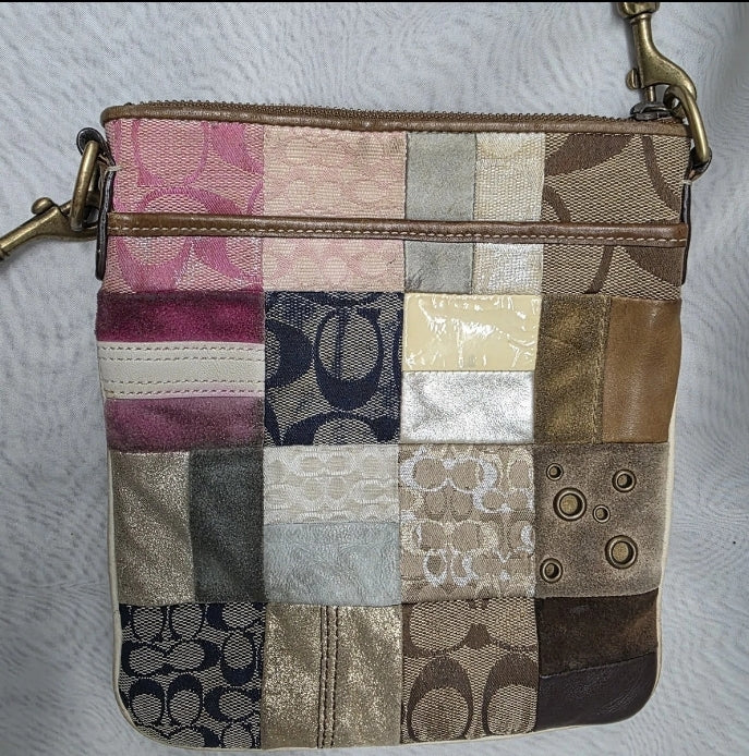 Coach Crossbody Purse Patchwork Leather Zip Closure Adjustable Strap 8"×8.5" #A05Q-236Z. The zipper works very well