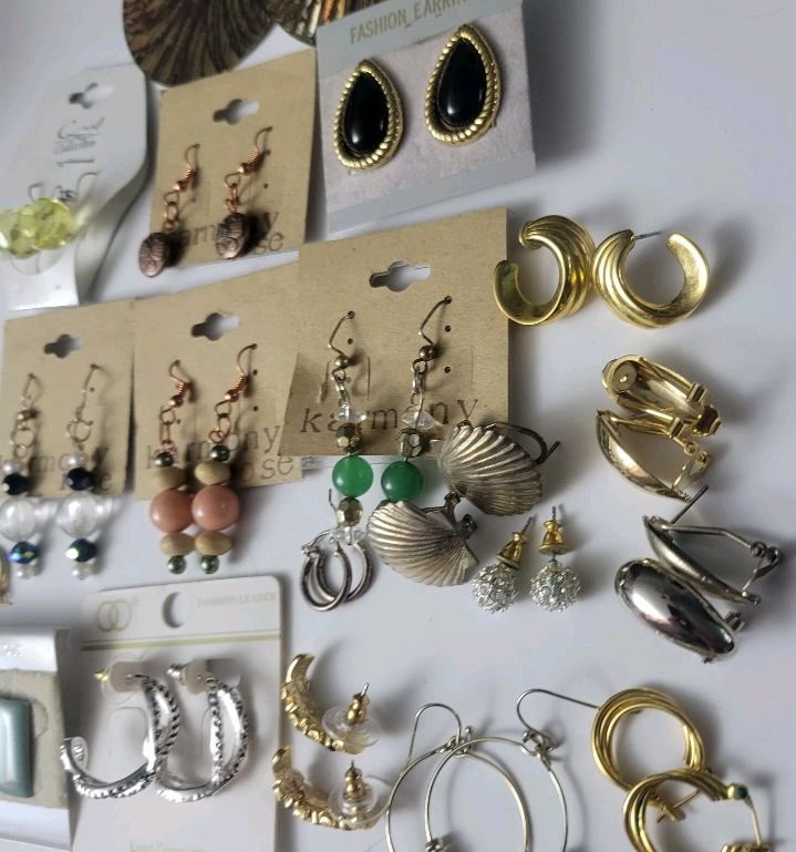 Large Lot Of Fashion Earrings Various Sizes Gold And Silver Tone Studs And Hooks. Excellent