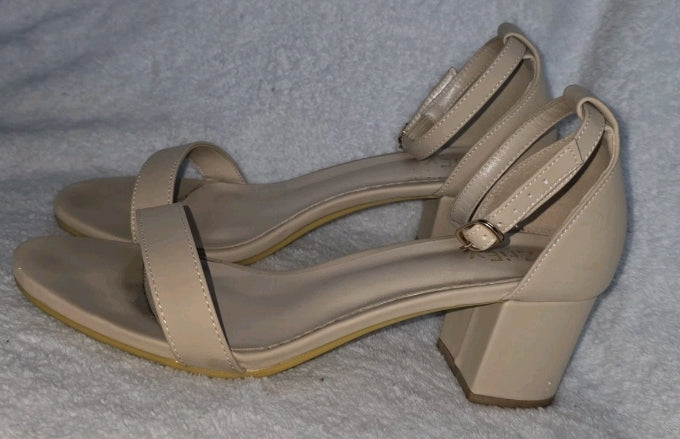 2riey Womens High Heel Open Toe Shoe Size 8 Beige 2" HeelUsed, excellent condition on top