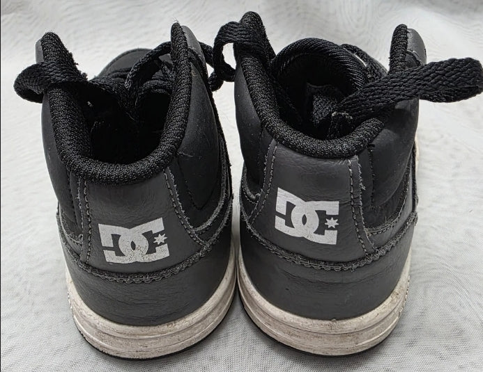 DC Boys Hitop Athletic Shoe Size 8 Lace Up. Excellent used condition