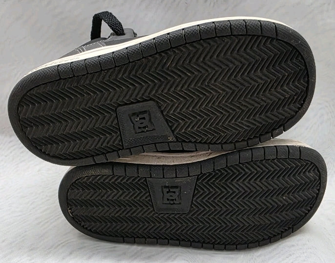 DC Boys Hitop Athletic Shoe Size 8 Lace Up. Excellent used condition