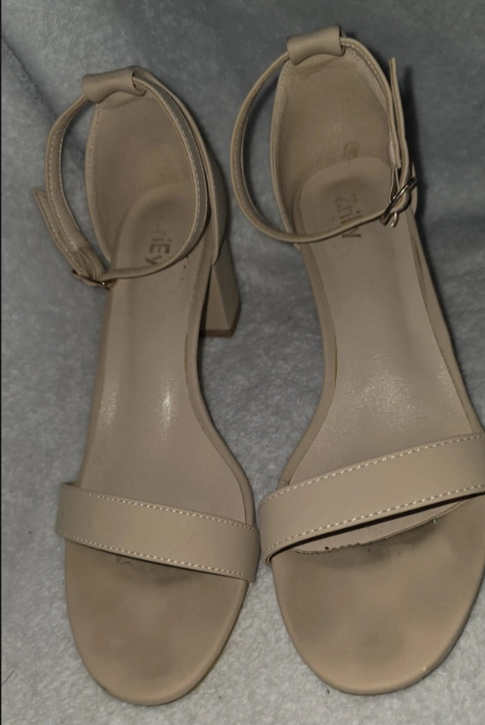 2riey Womens High Heel Open Toe Shoe Size 8 Beige 2" HeelUsed, excellent condition on top