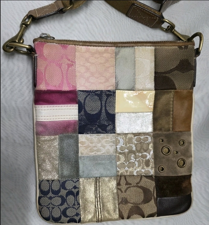 Coach Crossbody Purse Patchwork Leather Zip Closure Adjustable Strap 8"×8.5" #A05Q-236Z. The zipper works very well