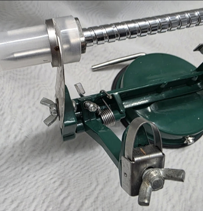 Apple Peeler Corer Slicer Suction Cup For Counter Top Hand Turn. Excellent used condition