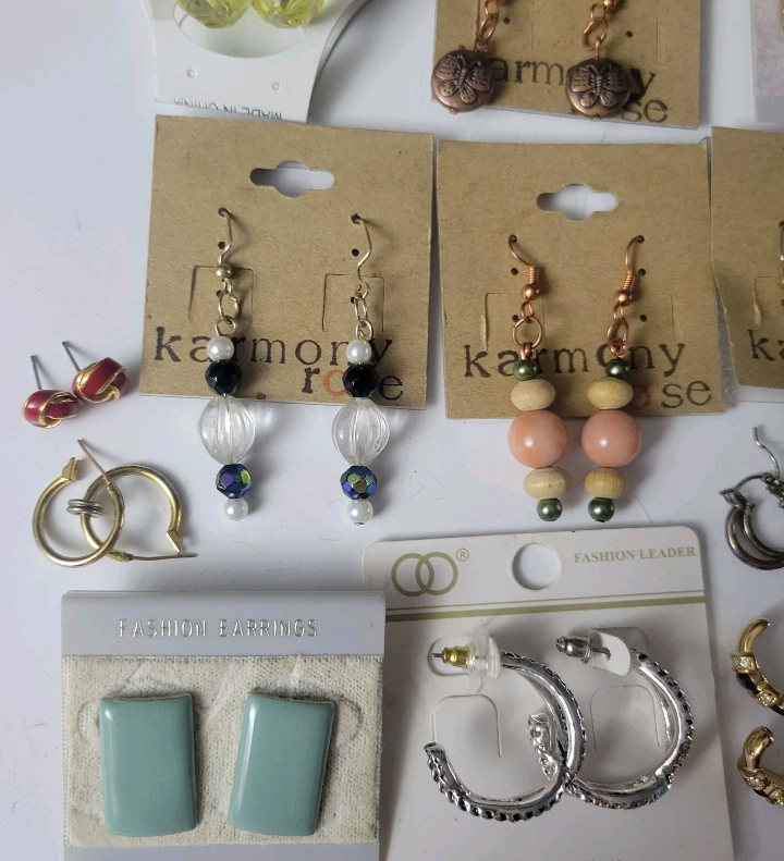 Large Lot Of Fashion Earrings Various Sizes Gold And Silver Tone Studs And Hooks. Excellent