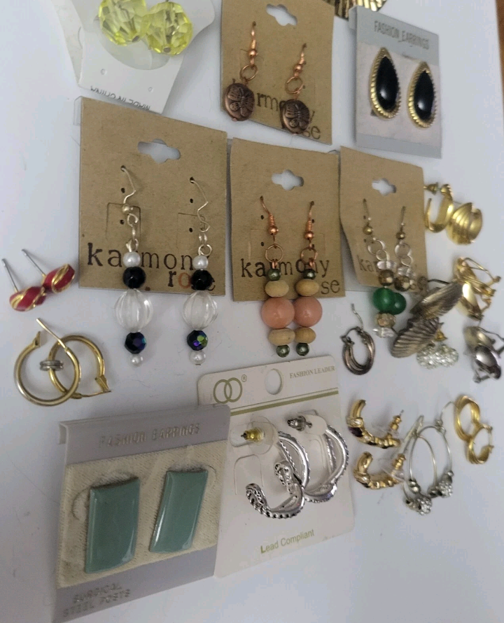 Large Lot Of Fashion Earrings Various Sizes Gold And Silver Tone Studs And Hooks. Excellent