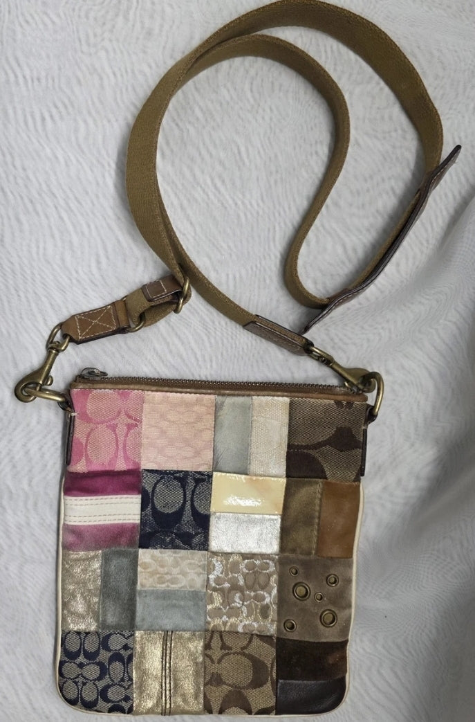 Coach Crossbody Purse Patchwork Leather Zip Closure Adjustable Strap 8"×8.5" #A05Q-236Z. The zipper works very well