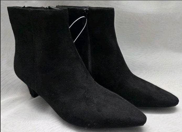 Universal Thread Womens Size 8 Black Taylor Suede Boot Side Zip 2 3/4" Heel New With Tags.