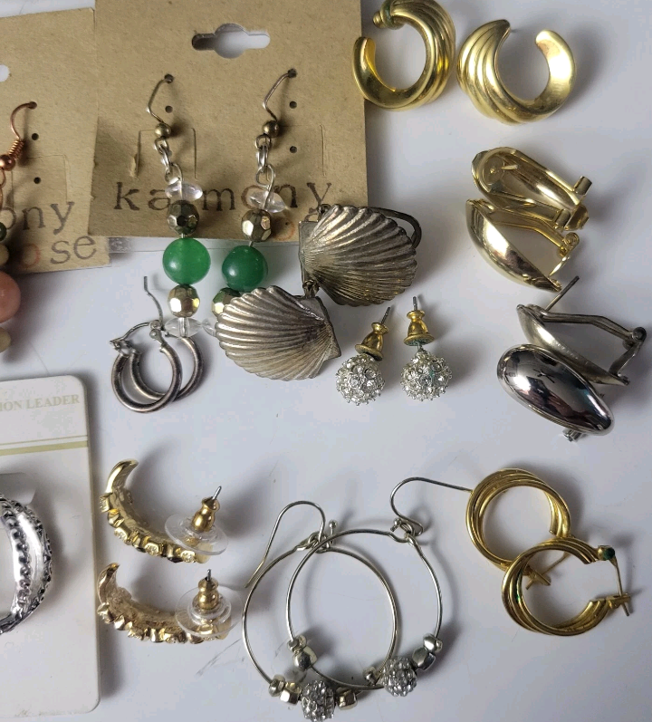 Large Lot Of Fashion Earrings Various Sizes Gold And Silver Tone Studs And Hooks. Excellent
