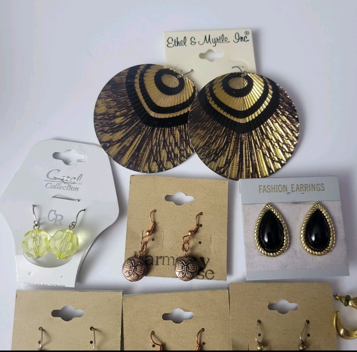 Large Lot Of Fashion Earrings Various Sizes Gold And Silver Tone Studs And Hooks. Excellent