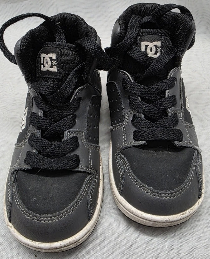 DC Boys Hitop Athletic Shoe Size 8 Lace Up. Excellent used condition