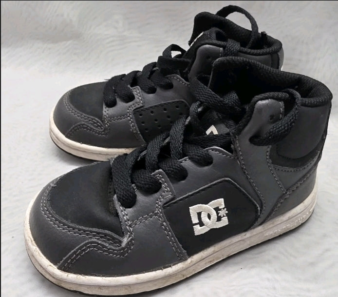 DC Boys Hitop Athletic Shoe Size 8 Lace Up. Excellent used condition