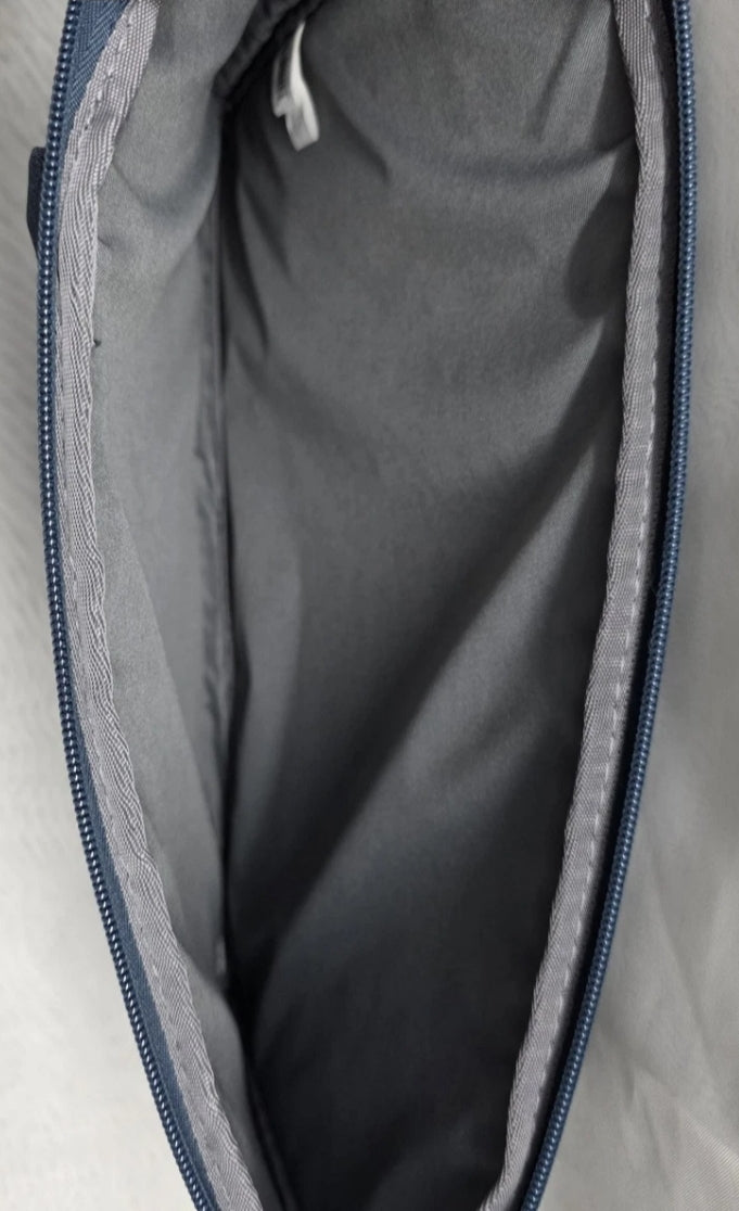 Case Logic Laptop Case Padded Front Zip Pocket 12" × 16" Blue. Excellent used condition.