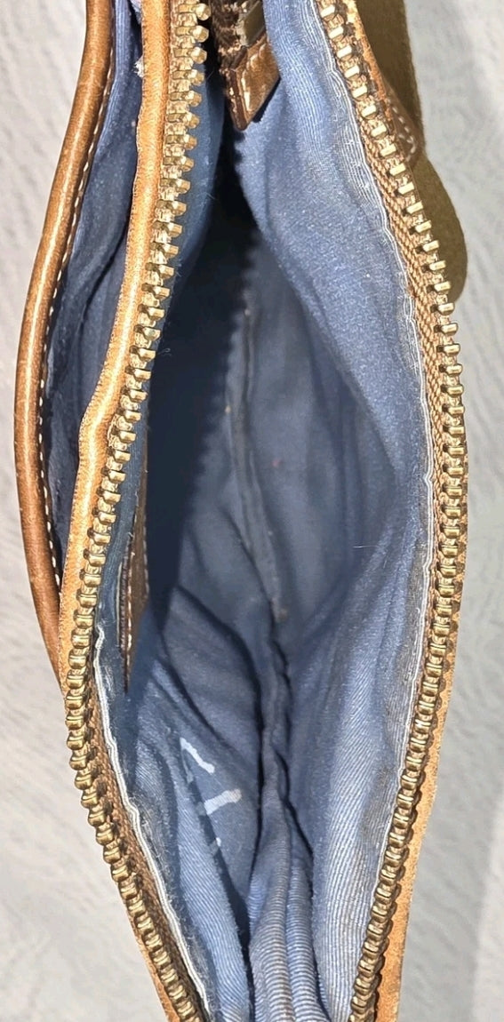 Coach Crossbody Purse Patchwork Leather Zip Closure Adjustable Strap 8"×8.5" #A05Q-236Z. The zipper works very well