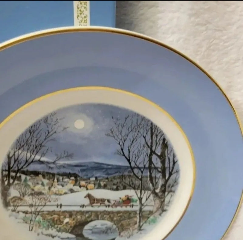 Vintage 1979 Avon Collector Plate 9" Dashing Through The Snow Christmas Plate