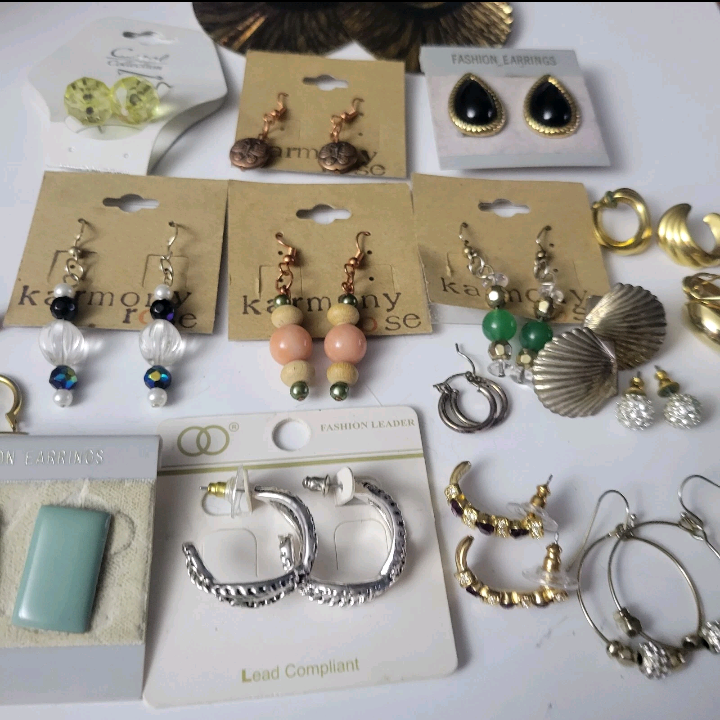 Large Lot Of Fashion Earrings Various Sizes Gold And Silver Tone Studs And Hooks. Excellent