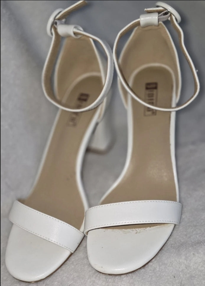 IDIFU Womens High Heel Open Toe White Buckle Shoe 3" Heel Size 7.5 Gentle used